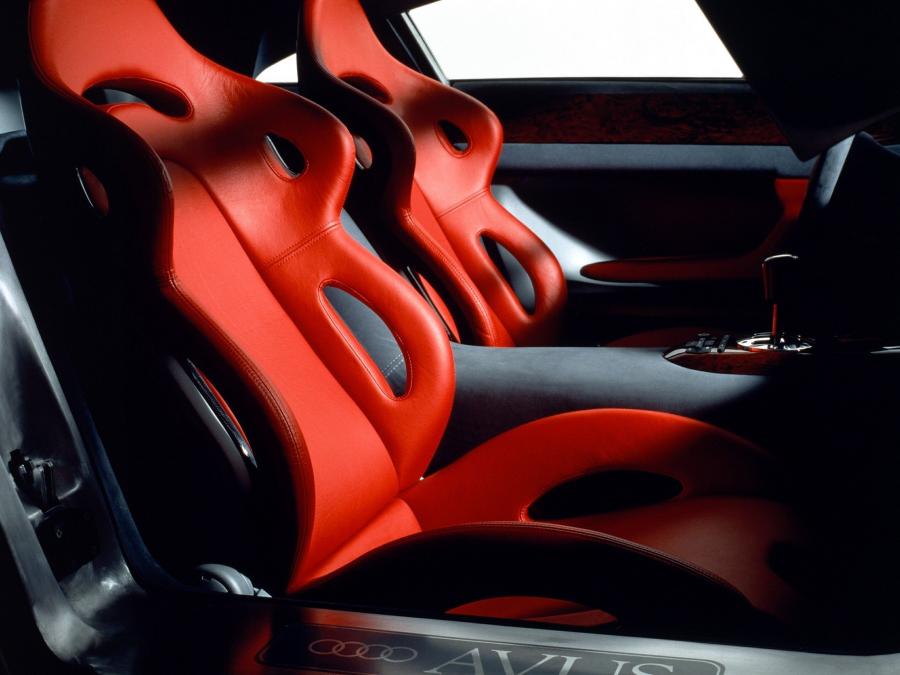 Интерьер Audi Avus Quattro Concept 1991 года  (фото 12 из 17)